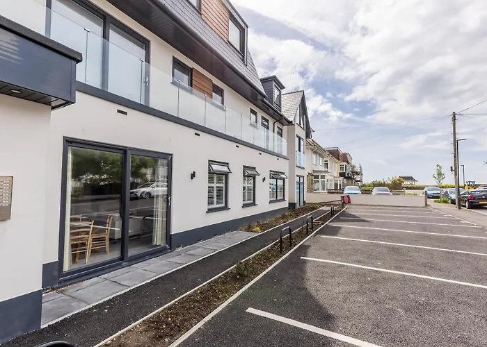 Modern 1 Bed Seaside Apartment