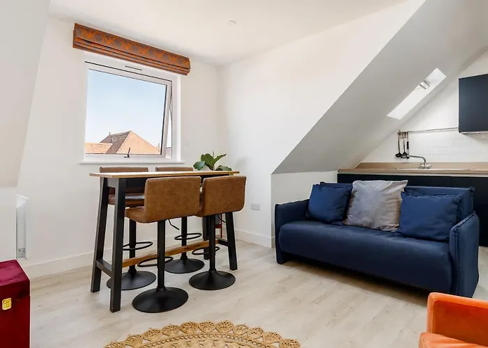 Modern 1 Bed Seaside Apartment